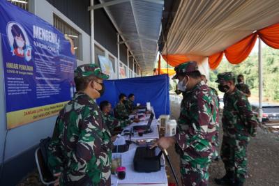 dandim-batang-tinjau-langsung-vaksinasi-masyarakat