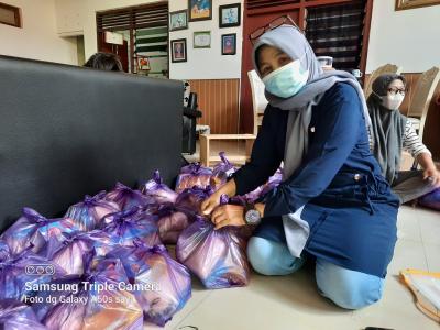 omah-tani-kabupaten-batang-bagikan-sembako-dan-nasi-bungkus-bagi-para-isoman