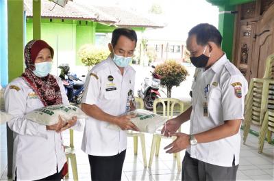 bantuan-sembako-untuk-kecamatan-bawang