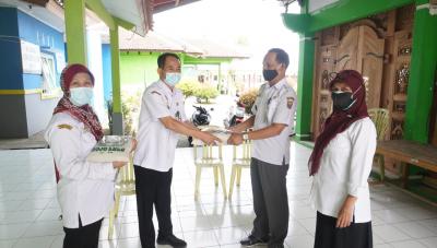 diskominfo-batang-berikan-20-kantong-beras-untuk-warga-isoman