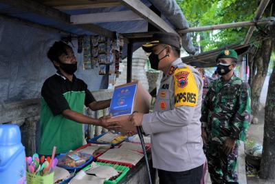 ratusan-paket-sembako-ringankan-beban-pedagang-angkringan