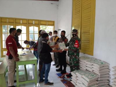 puluhan-pedagang-kaki-lima-dapat-bantuan-beras