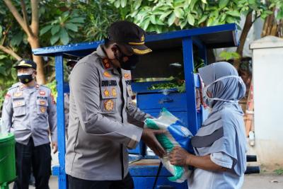 kapolres-batang-bagikan-paket-sembako-untuk-buruh-angkut