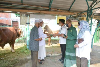 bupati-batang-wihaji-serahkan-hewan-kurban-untuk-masjid-agung-darul-mutaqien