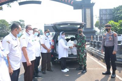 pemkab-batang-serahkan-paket-sembako-untuk-warga-isoman