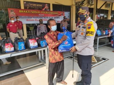 polres-batang-bagikan-paket-sembako-kepada-paguyuban-pedagang-alun-alun