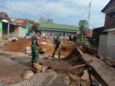 koramil-bawang-bantu-warga-bangun-gedung-serba-guna
