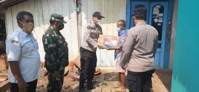 warga-kurang-mampu-dapat-paket-sembako-dari-satgas-ppkm