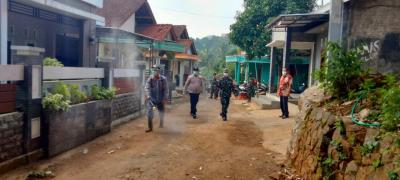 satgas-ppkm-semprotkan-disinfektan-di-fasilitas-umum