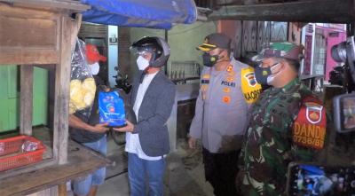 patroli-skala-besar-forkopimda-bagikan-sembako