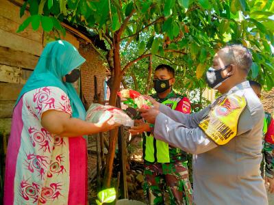 babinsa-dan-bhabinkamtibmas-terjun-bagikan-beras-untuk-terdampak-ppkm