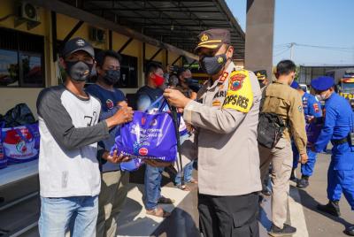 polres-batang-ringankan-beban-nelayan-terdampak-ppkm