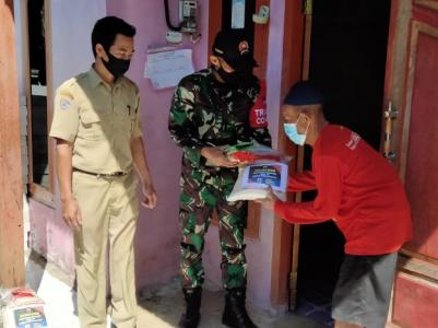 babinsa-bagikan-bansos-warga-terdampak-ppkm