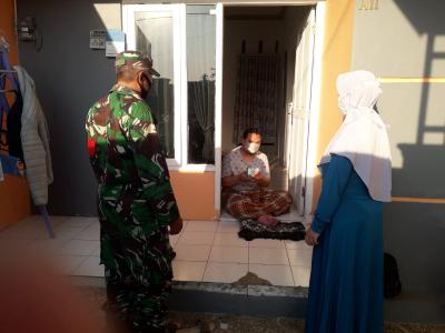 babinsa-berikan-obat-dan-motivasi-warga-isoman