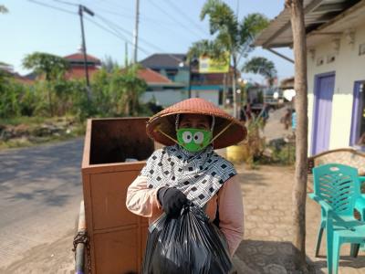 amsindo-jateng-bagikan-sembako-untuk-warga-batang
