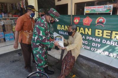 dandim-batang-serahkan-bantuan-warga-terdampak-ppkm