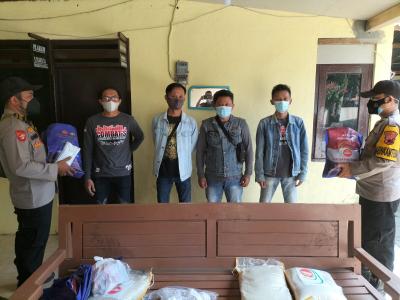 polsek-blado-salurkan-bansos-untuk-pekerja-seni