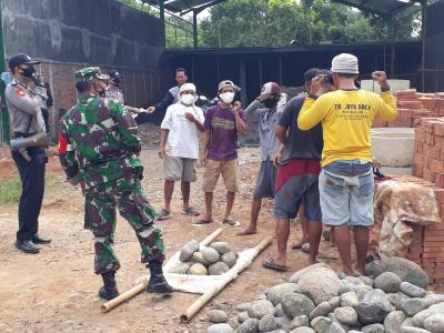 tni-polri-bagikan-masker-untuk-pekerja-bangunan