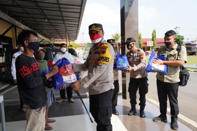 puluhan-tukang-bangunan-terima-bansos-pemerintah