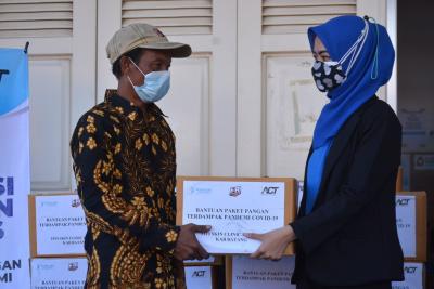 berikan-paket-sembako-terdampak-ppkm