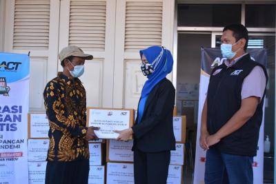 klinik-kecantikan-bersama-komunitas-act-bantu-warga-terdampak-ppkm-pandemi-covid-19
