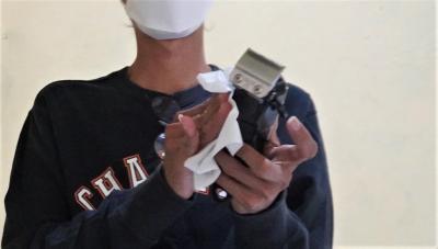 BERSIHKAN PERALATAN POTONG RAMBUT