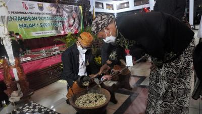 MEMANDIKAN TOMBAK ABIRAWA