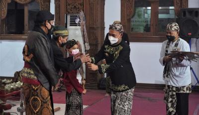 BERIKAN WAYANG KULIT