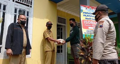 camat-pecalungan-serahkan-bantuan-warga-terdampak-covid-19