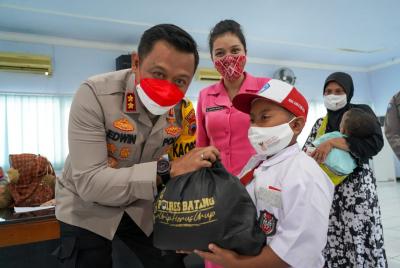 delapan-yatim-piatu-terima-bantuan-pendidikan