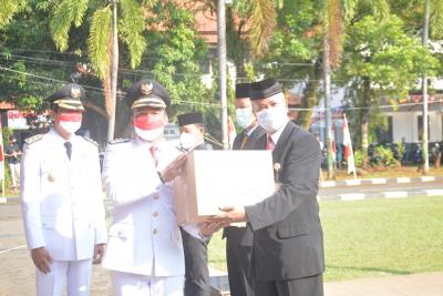ringankan-beban-korban-covid-19-bupati-batang-serahkan-sembako