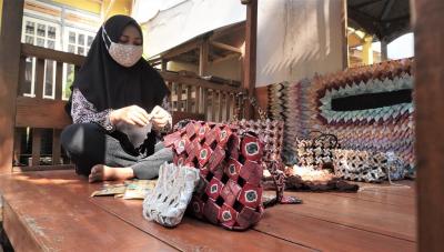 KERAJINAN TAS BUNGKUS MINUMAN SACHET