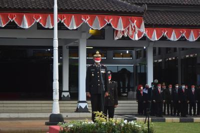 upacara-penurunan-bendera