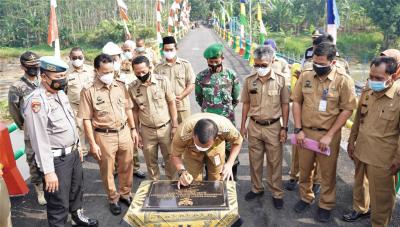 RESMIKAN JEMBATAN PENGHUBUNG DESA