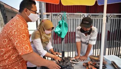 kampung-hijrah-batang-bantu-tukang-sol-sepatu-dengan-memberi-pekerjaan