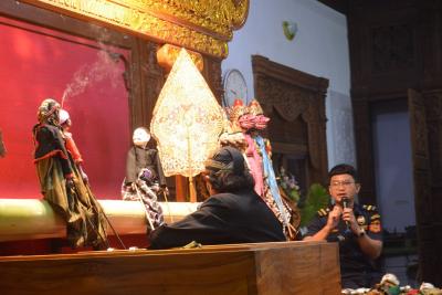 Gempur Rokok Ilegal, BC Tegal Pentaskan Wayang Golek