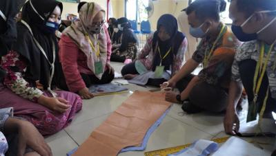 POTONG BAHAN SESUAI POLA DESAIN