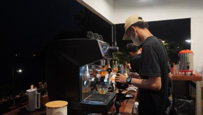 BARISTA SIAPKAN PESANAN  