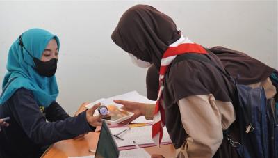 BERIKAN BUAH DAN VITAMIN