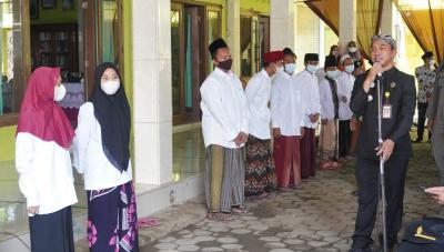 dua-santri-dihadiahi-laptop-dan-ponsel-oleh-bupati-batang