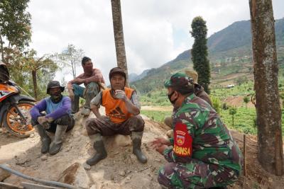 tni-dan-warga-gerlang-tetap-kompak-di-lokasi-tmmd