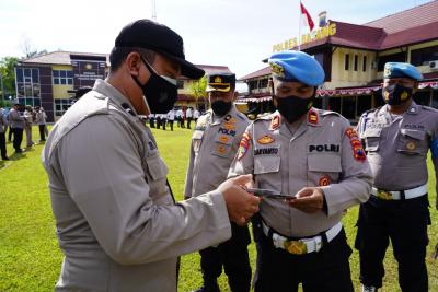 wujudkan-kedisiplinan-kelengkapan-anggota-polres-batang-diperiksa