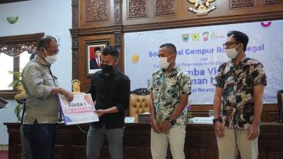 berikan-hadiah-lomba-video-ilm