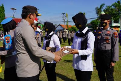 lima-personel-polres-batang-berprestasi-terima-reward