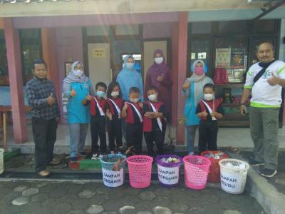 world-cleanup-day-momen-aktifkan-bank-sampah-di-batang