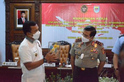 BERIKAN CENDERA MATA 