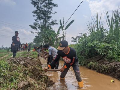 peduli-lingkungan-relawan-lakukan-normalisasi-sungai-di-kepuh