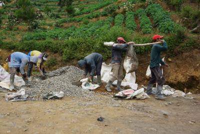 gotong-royong-warga-dan-satgas-efektifkan-tmmd