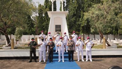 hut-ke-76-tni-al-berikan-beberapa-alat-tempur-untuk-diletakan-di-batang