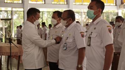 PASANGKAN LENCANA TANDA JABATAN CAMAT